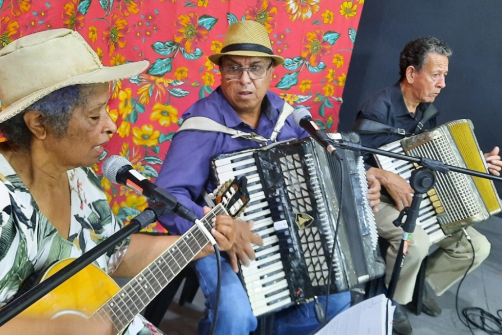 Encontro gratuito de violeiros promove apresentações e troca cultural na zona leste de São José, na Casa de Cultura Eugênia da Silva.
