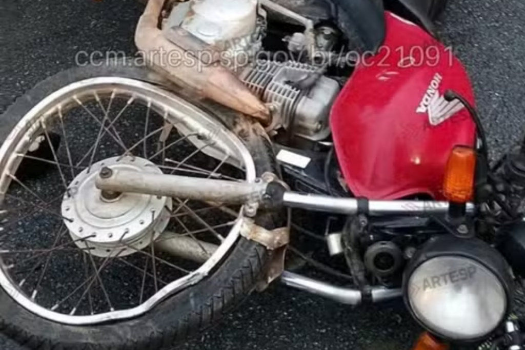 Motociclista morre após bater na traseira de uma carreta que estava parada por pane na Rodovia Dom Pedro I, em Igaratá.
