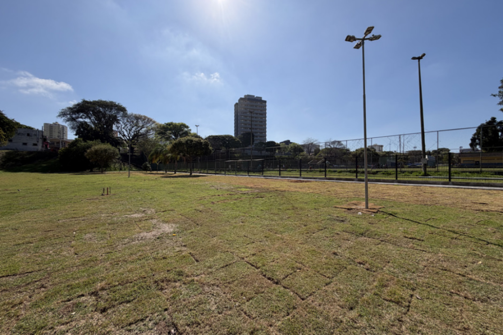 Prefeitura conclui restauração da Praça João do Pulo, em São José dos Campos, com melhorias na drenagem, passeio e área verde.