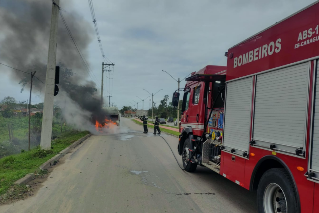 Van pega fogo no bairro Perequê-Mirim, em Caraguatatuba. Bombeiros controlaram as chamas e evitaram que o incêndio atingisse a vegetação.