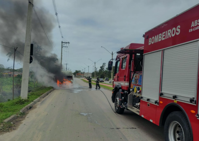 Van pega fogo no bairro Perequê-Mirim, em Caraguatatuba. Bombeiros controlaram as chamas e evitaram que o incêndio atingisse a vegetação.