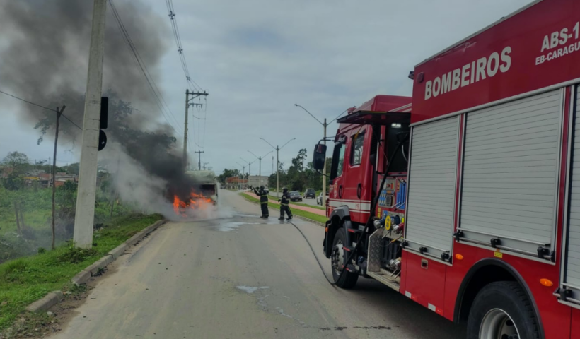 Van pega fogo no bairro Perequê-Mirim, em Caraguatatuba. Bombeiros controlaram as chamas e evitaram que o incêndio atingisse a vegetação.
