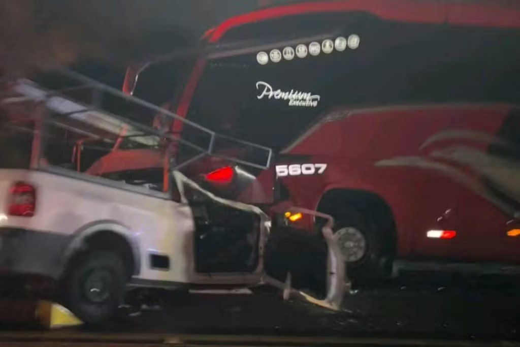 Dois homens morreram após uma colisão frontal entre carro e ônibus na Rodovia Floriano Rodrigues Pinheiro, em Tremembé, nesta sexta-feira (4).