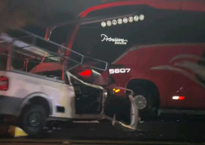 Dois homens morreram após uma colisão frontal entre carro e ônibus na Rodovia Floriano Rodrigues Pinheiro, em Tremembé, nesta sexta-feira (4).