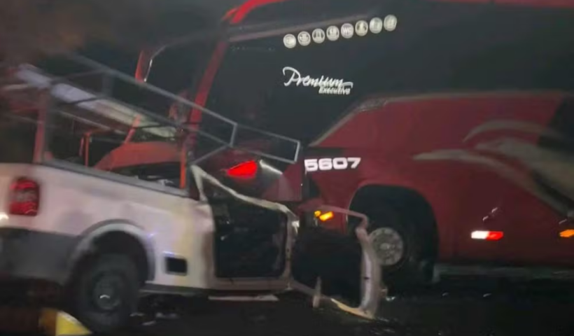 Dois homens morreram após uma colisão frontal entre carro e ônibus na Rodovia Floriano Rodrigues Pinheiro, em Tremembé, nesta sexta-feira (4).