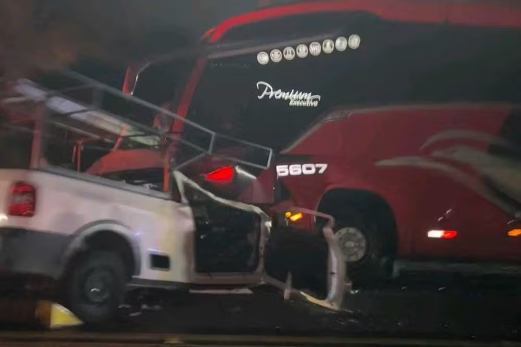 Dois homens morreram após uma colisão frontal entre carro e ônibus na Rodovia Floriano Rodrigues Pinheiro, em Tremembé, nesta sexta-feira (4).