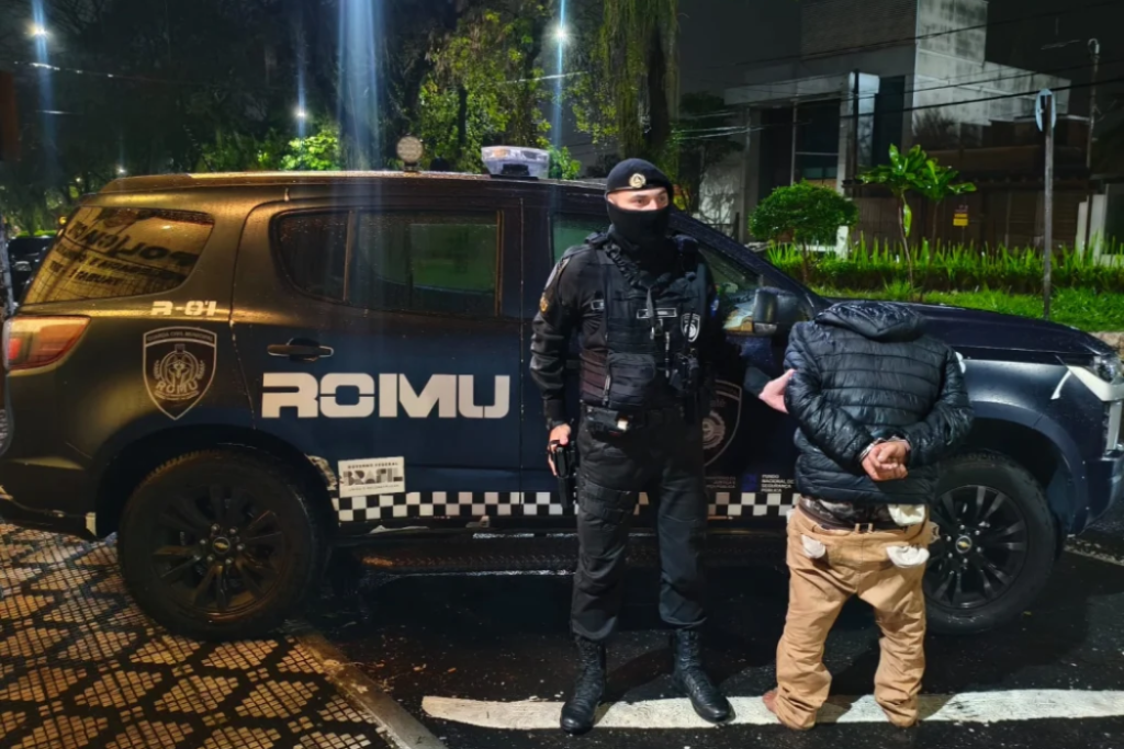 Homem de 27 anos é preso por tráfico de drogas durante patrulhamento da GCM no Parque Urupês, em Taubaté.
