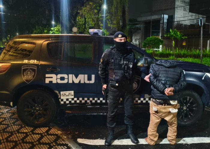 Homem de 27 anos é preso por tráfico de drogas durante patrulhamento da GCM no Parque Urupês, em Taubaté.