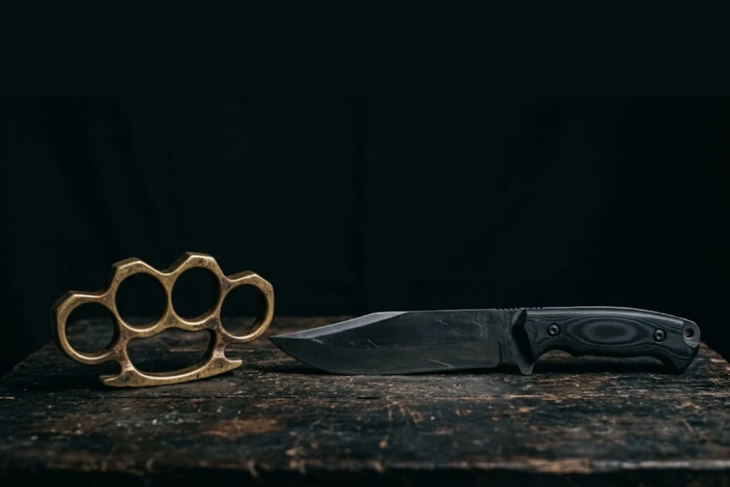 Homem é preso em flagrante em Jacareí após perseguir a companheira com uma faca e um soco-inglês. Polícia registrou tentativa de feminicídio.