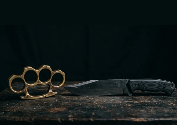 Homem é preso em flagrante em Jacareí após perseguir a companheira com uma faca e um soco-inglês. Polícia registrou tentativa de feminicídio.
