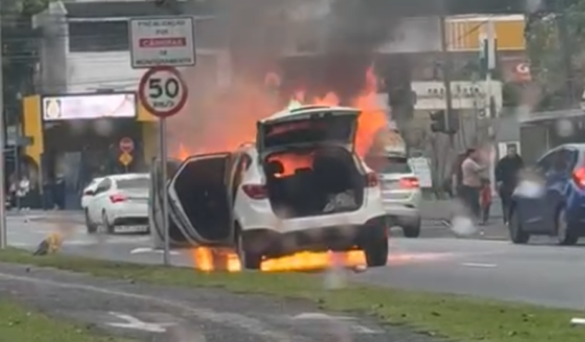 Veículo pega fogo na Avenida Andrômeda, em São José dos Campos. Bombeiros controlaram as chamas durante a tarde desta quarta-feira.