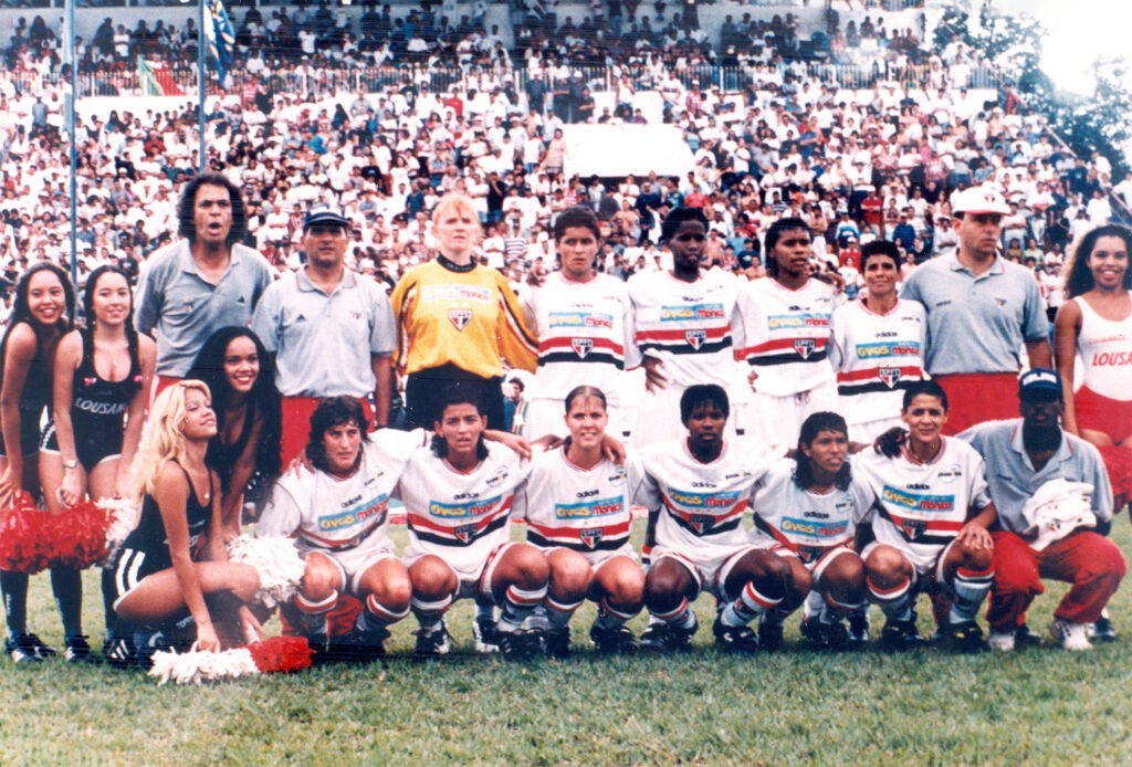 São Paulo se sagrou campeão da primeira edição do Brasileirão de Futebol Feminino em 2027. Time formado por: Maravilha; Andréia Camargo, Kátia Cilene, Tânia Maranhão e Marisa; Elsilene, Cidinha, Karin, Formiga, Suzana e Sissi