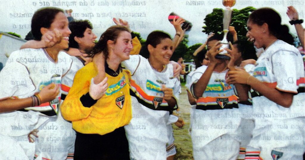 Jogadoras do São Paulo comemoram título do Brasileirão Feminino de 1997 em Taubaté