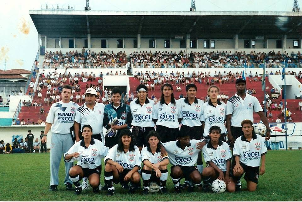 Time do Corinthians perfilado antes de jogo no Joaquinzão.