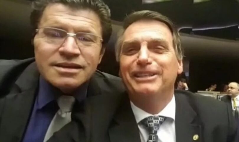 Quem é o ex-assessor de Bolsonaro que propôs retirar título de padroeira do Brasil