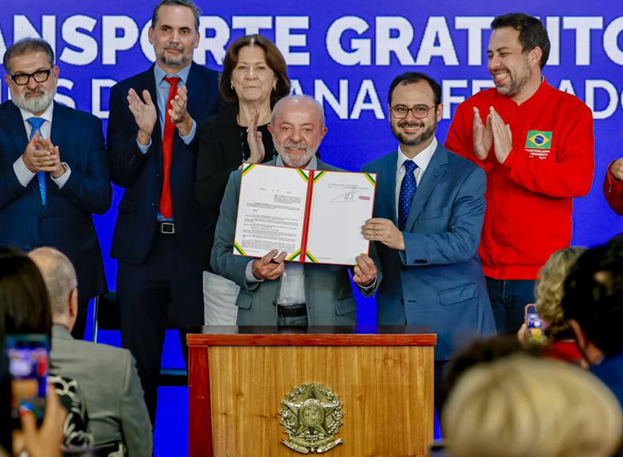 Lula sanciona aumento do teto do MEI e perdão de dívidas