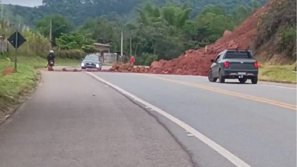 Queda de barreira interdita trecho da SP-171 em Guaratinguetá