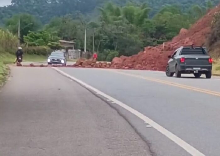 Queda de barreira interdita trecho da SP-171 em Guaratinguetá
