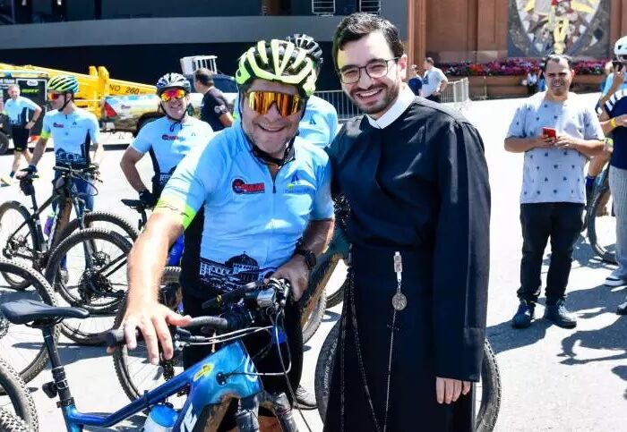 Cantor Daniel percorre 318 km de bicicleta até o Santuário de Aparecida