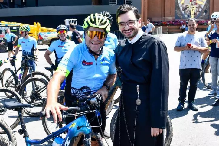 Cantor Daniel percorre 318 km de bicicleta até o Santuário de Aparecida