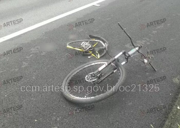 Ciclista morre e outros dois ficam feridos após serem atingidos por caminhão na Carvalho Pinto