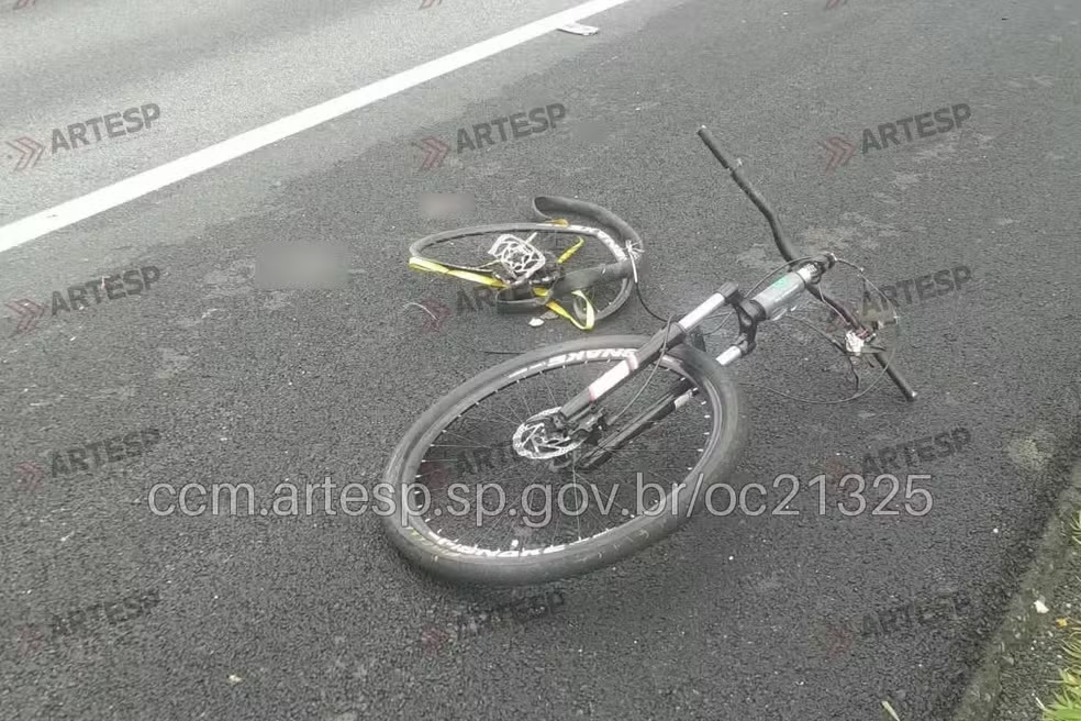 Ciclista morre e outros dois ficam feridos após serem atingidos por caminhão na Carvalho Pinto