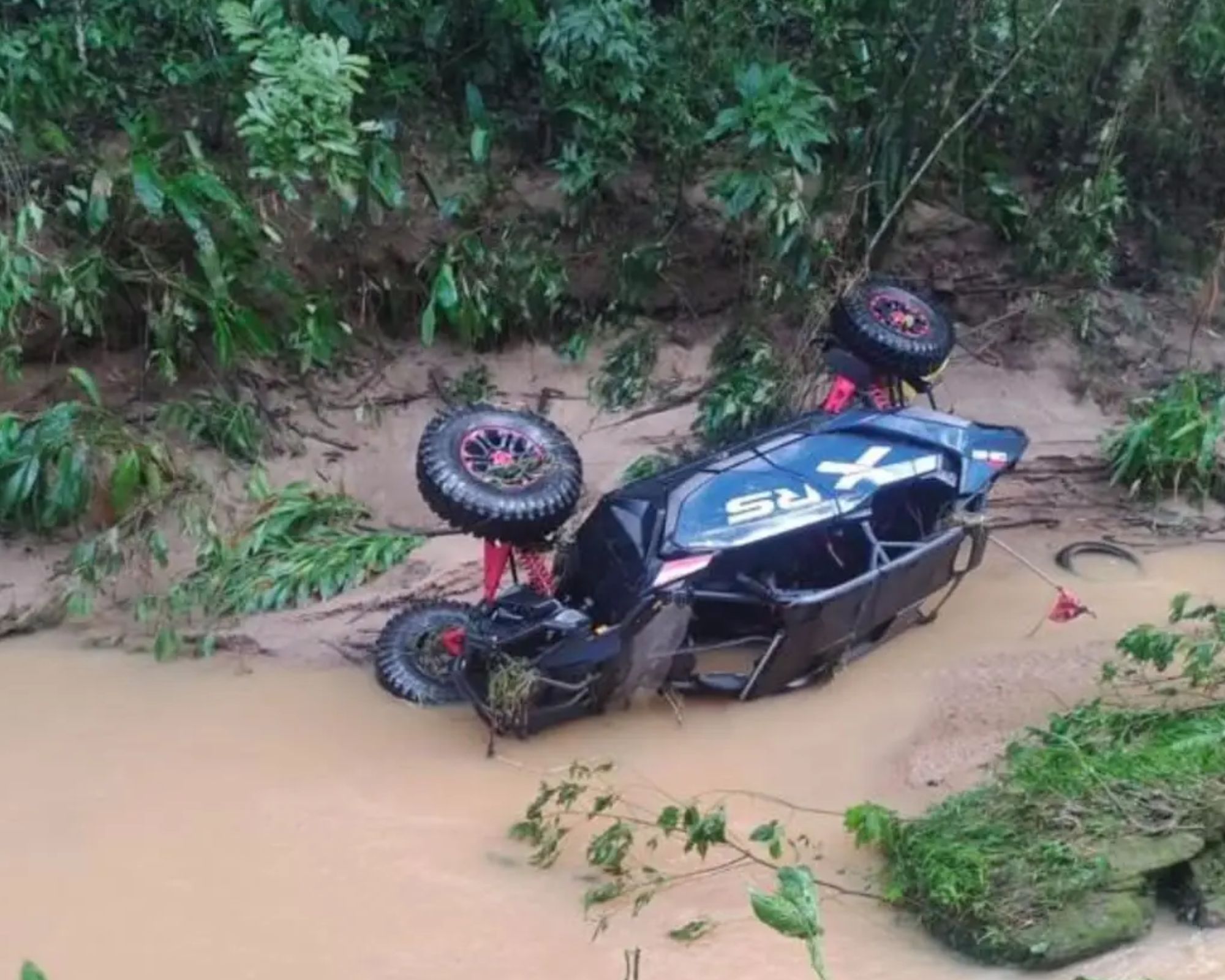 Adolescente de 15 anos morre após buggy ser arrastado por enchente em Santa Branca