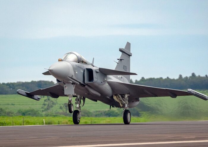 Primeiro Gripen fabricado no Brasil pela Embraer faz voo inaugural