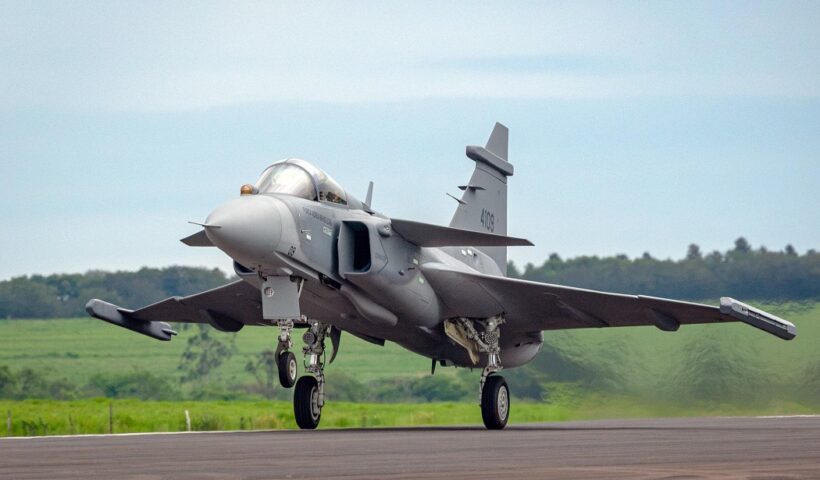 Primeiro Gripen fabricado no Brasil pela Embraer faz voo inaugural