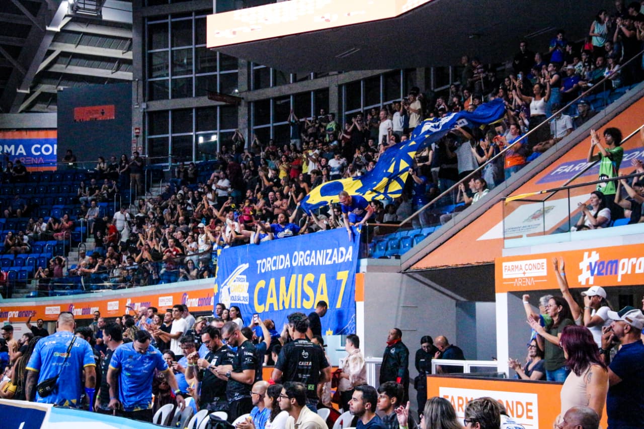 Torcida do Vôlei São José presente em bom número na Farma Conde Arena