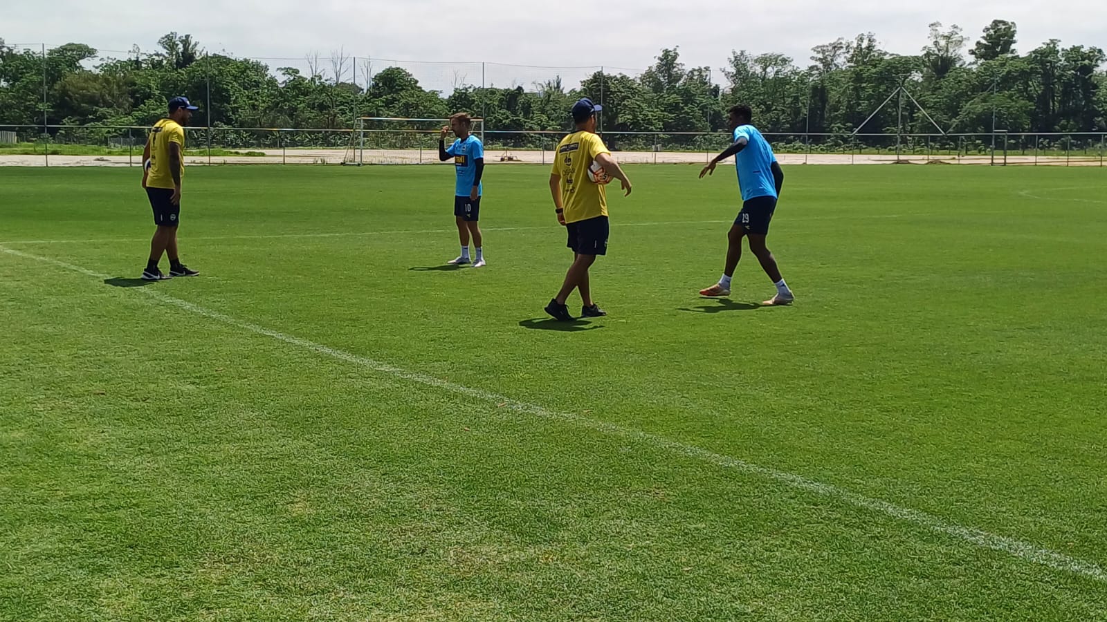 Vitinho e Otávio no treino desta quinta-feira