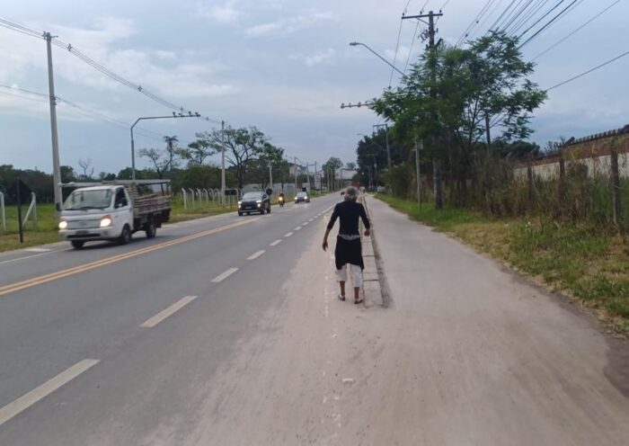 Ao encontrá-la, um policial percebeu que a mulher desaparecida, desde o dia 12, estava debilitada e desorientada.