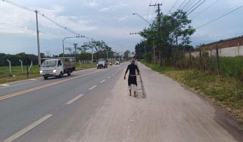 Ao encontrá-la, um policial percebeu que a mulher desaparecida, desde o dia 12, estava debilitada e desorientada.