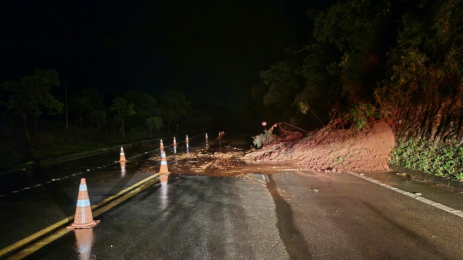 Na Rodovia Oswaldo Cruz, o deslizamento ocorreu na altura do km 42 e provocou a interdição parcial da pista.