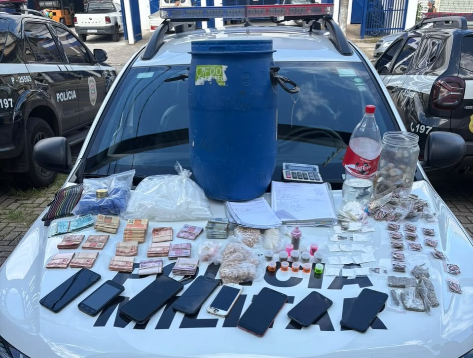 Foram apreendidos na casa bomba porções de crack, 65 papelotes de cocaína, 92 de maconha e 28 de mesclado, além de um litro de lança-perfume.