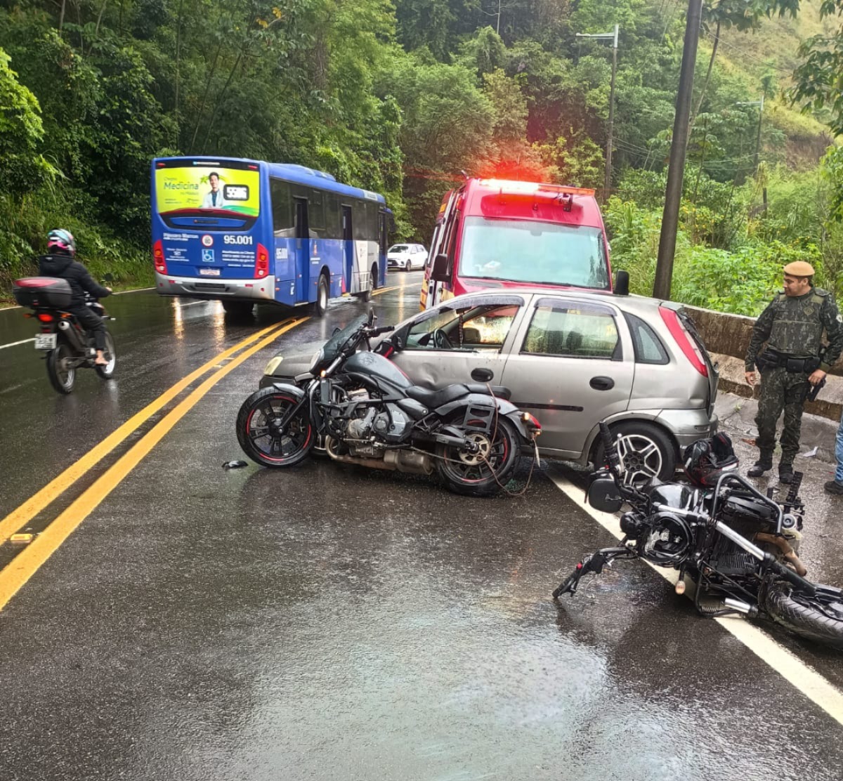 O acidente aconteceu por volta das 12h10, na altura do km 96 da Rio Santos, no bairro Olaria.