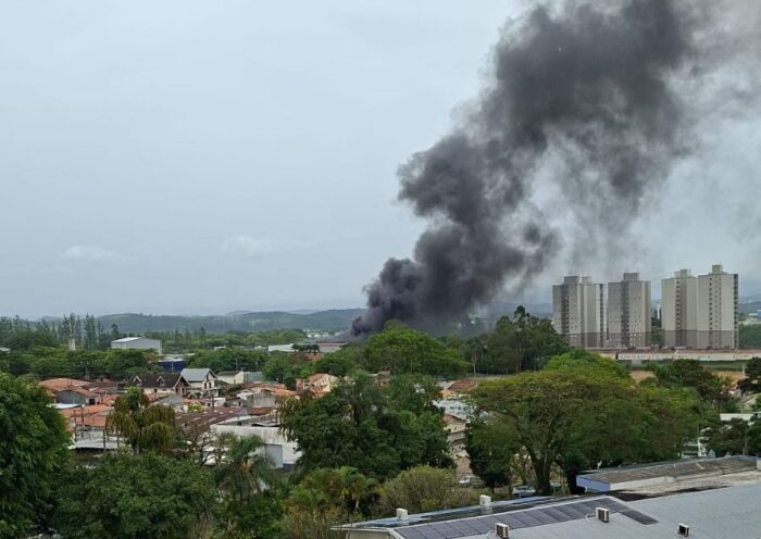 Incêndio atinge fábrica de carpetes em Jacareí e deixa três pessoas feridas