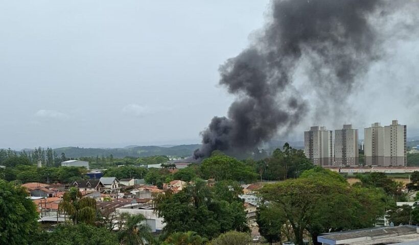 Incêndio atinge fábrica de carpetes em Jacareí e deixa três pessoas feridas