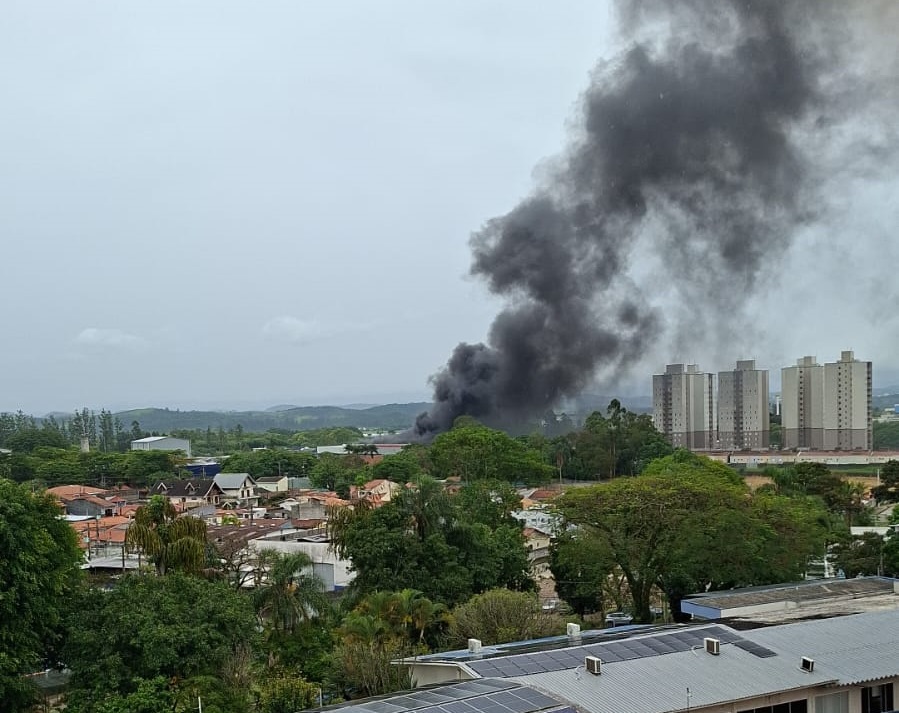 Moradores relatam possível incêndio em fábrica de Jacareí