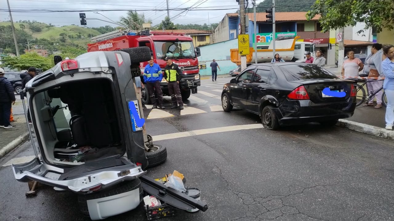 a ocorrência foi registrada por volta das 7h25, na Rua Antonio Pereira da Silva. Um dos veículos tombou após a colisão.