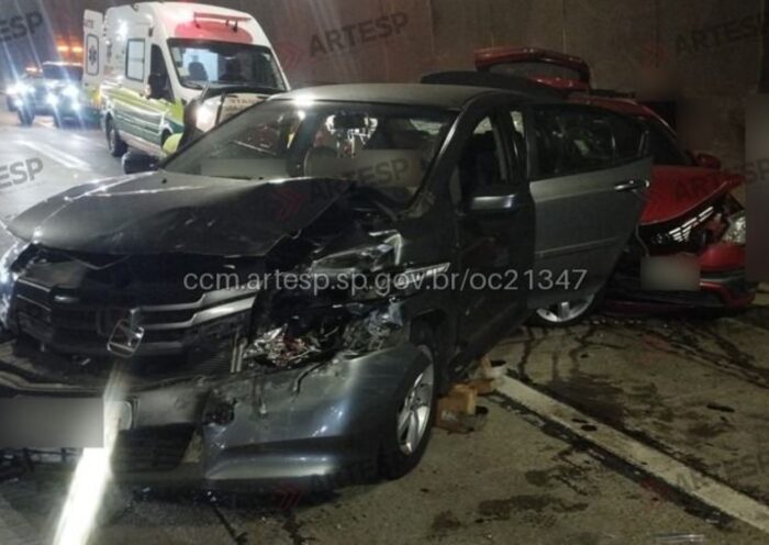 Engavetamento na Carvalho Pinto deixa 4 pessoas feridas em Jacareí