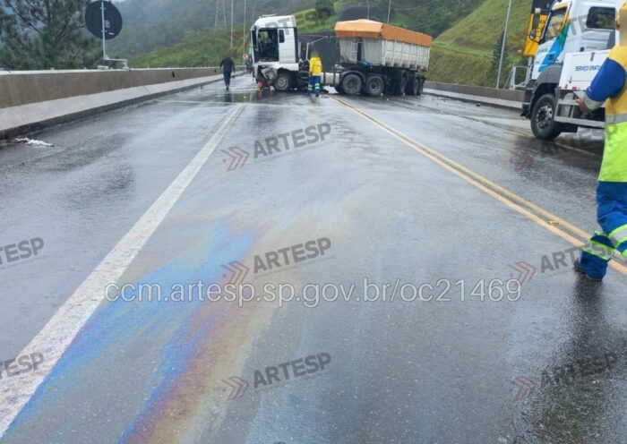Acidente com carreta deixa ferido no Contorno Norte da Tamoios e trânsito operando em Pare e Siga