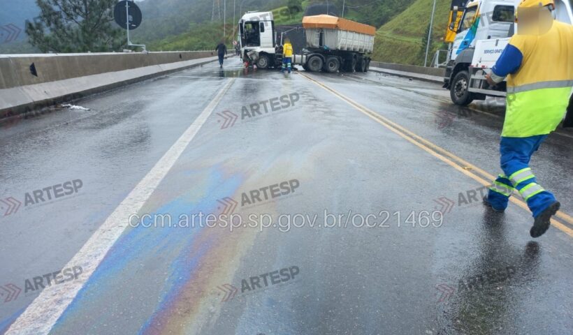 Acidente com carreta deixa ferido no Contorno Norte da Tamoios e trânsito operando em Pare e Siga