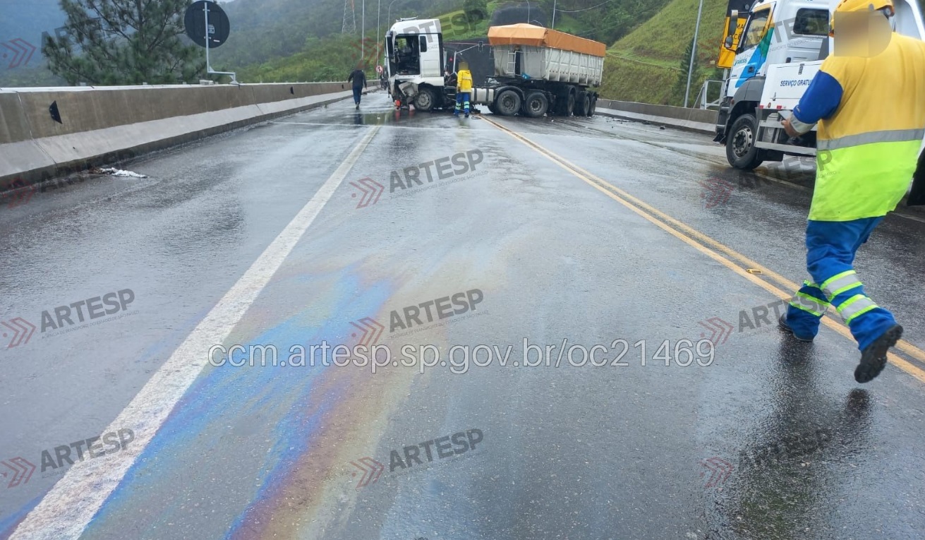 Acidente com carreta deixa ferido no Contorno Norte da Tamoios e trânsito operando em Pare e Siga