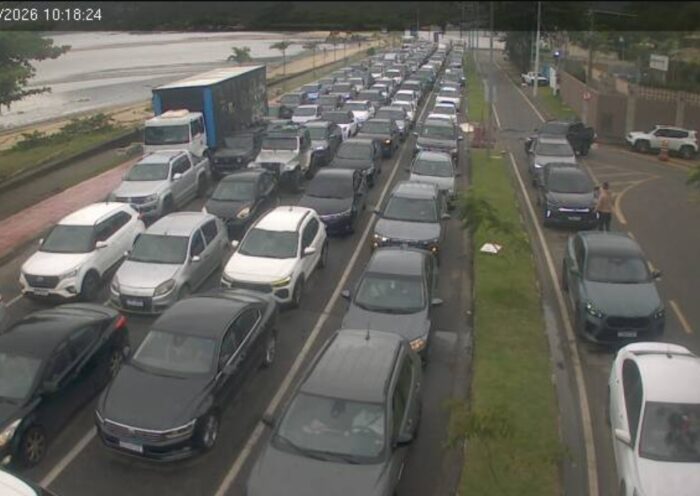Maré baixa suspende travessia de veículos pesados entre Ilhabela e São Sebastião