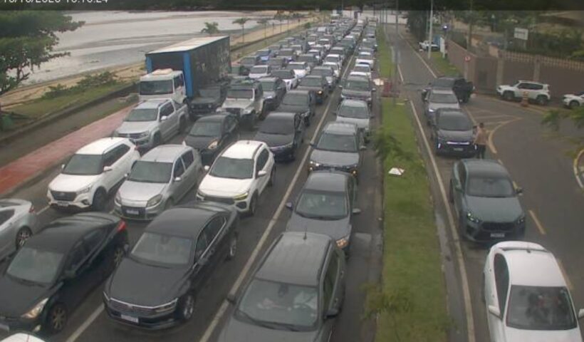 Maré baixa suspende travessia de veículos pesados entre Ilhabela e São Sebastião