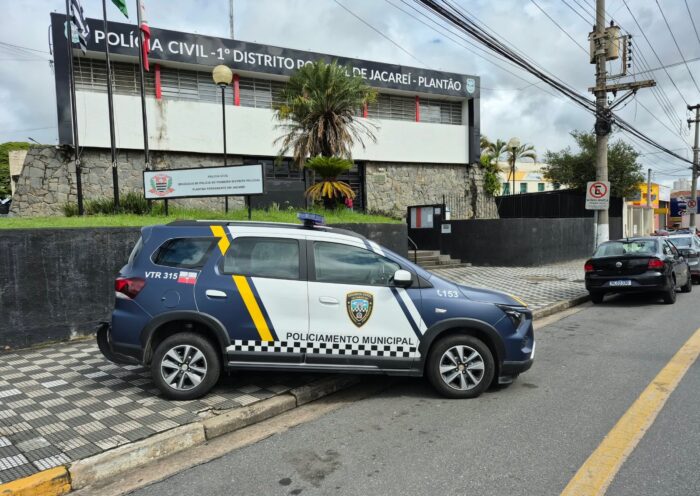 Preso por tráfico chuta viatura e diz ser de facção em Jacareí