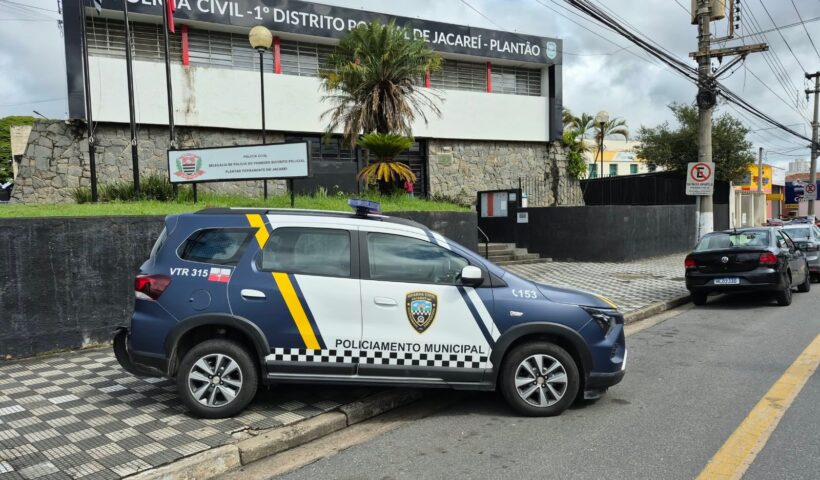 Preso por tráfico chuta viatura e diz ser de facção em Jacareí
