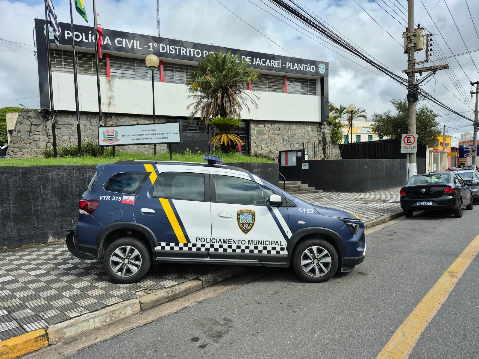 Preso por tráfico chuta viatura e diz ser de facção em Jacareí