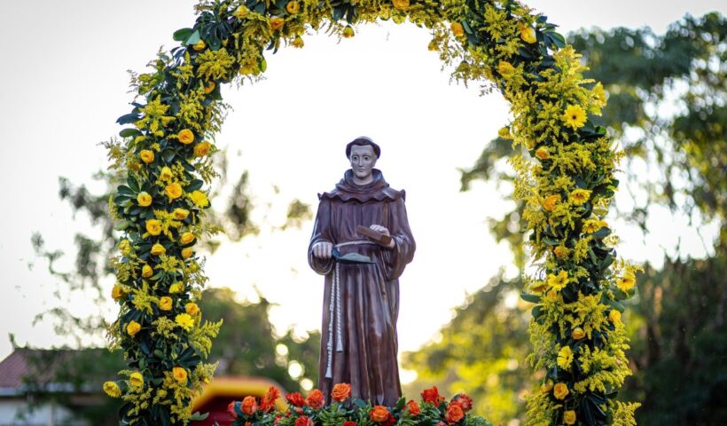 Festa de Frei Galvão terá novena, shows e procissões em Guaratinguetá